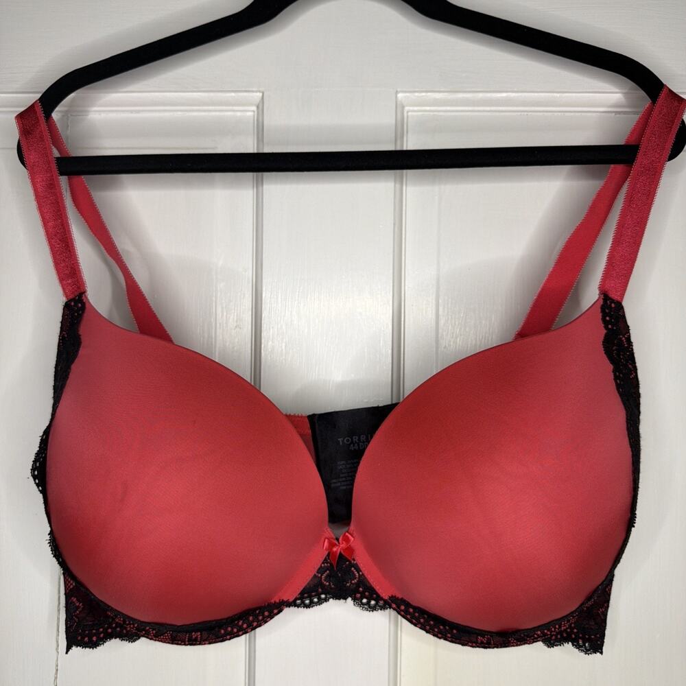 Torrid Bra Women’s size 44DD Black Lace Overlay Red Underwire